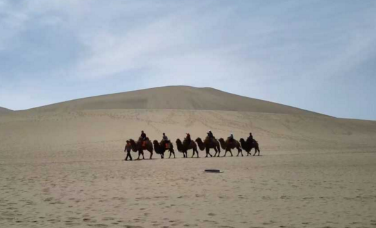 鸣沙山这一名字的由来是什么 鸣沙山好玩吗 鸣沙山这一名字的由来是什么 鸣沙山好玩吗